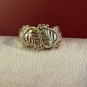 Gold ring with leaves